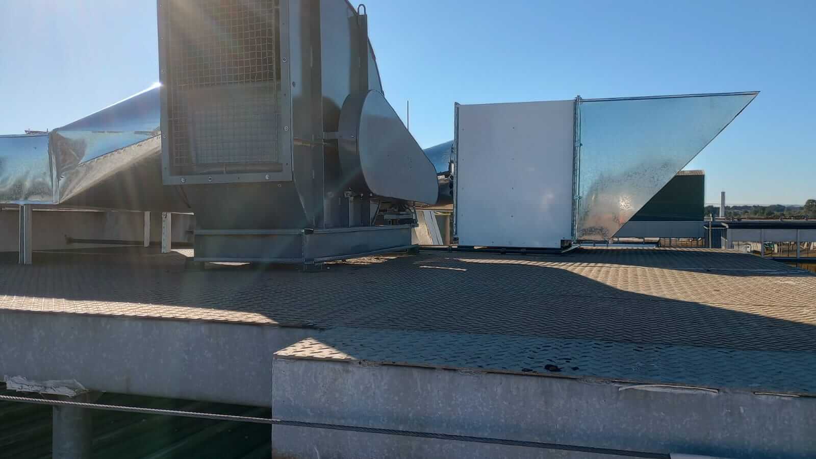 Sistema de renovação e exaustão industrial